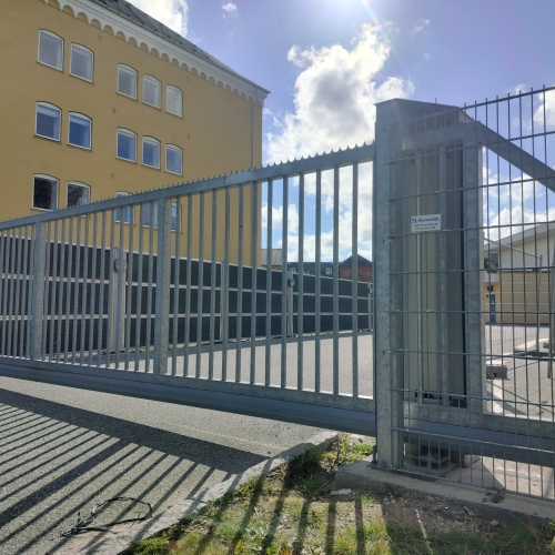 Skydeport indkørsel